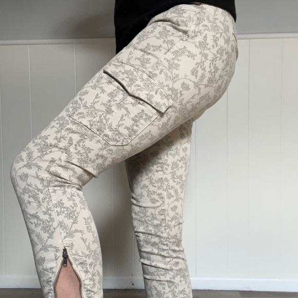 Beautiful white and grey floral jeans - Picture 2 of 5